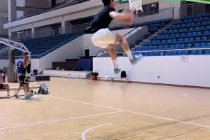 这哥们儿是把戈登和拉文一起吃了？弹跳要不要这么离谱啊